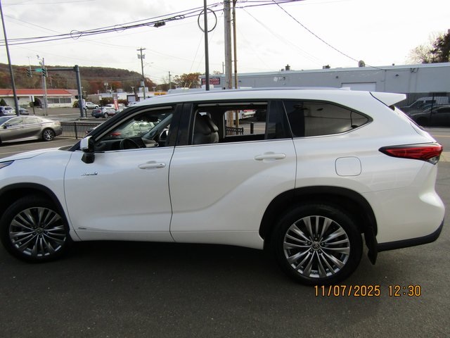 used 2020 Toyota Highlander Hybrid car, priced at $38,999