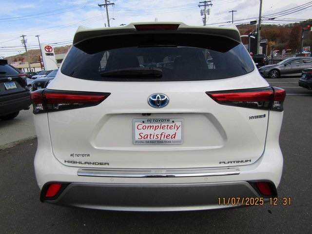 used 2020 Toyota Highlander Hybrid car, priced at $38,999
