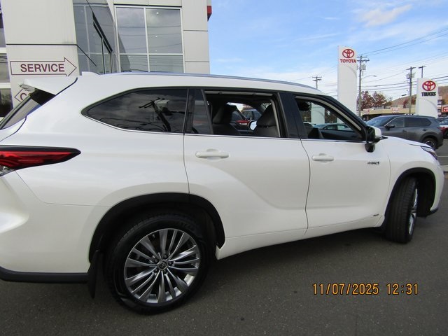 used 2020 Toyota Highlander Hybrid car, priced at $38,999