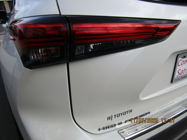 used 2020 Toyota Highlander Hybrid car, priced at $38,999