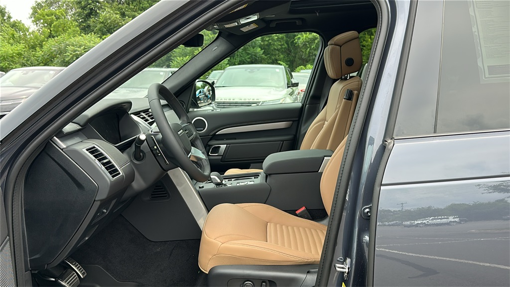new 2025 Land Rover Discovery car, priced at $82,013
