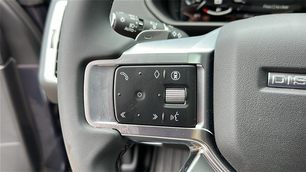 new 2025 Land Rover Discovery car, priced at $82,013