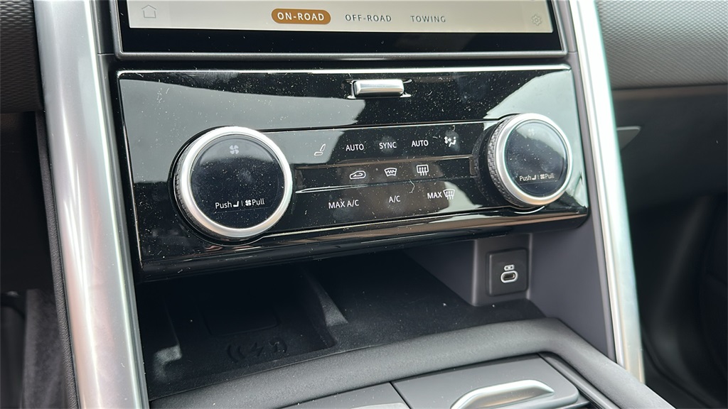 new 2025 Land Rover Discovery car, priced at $82,013