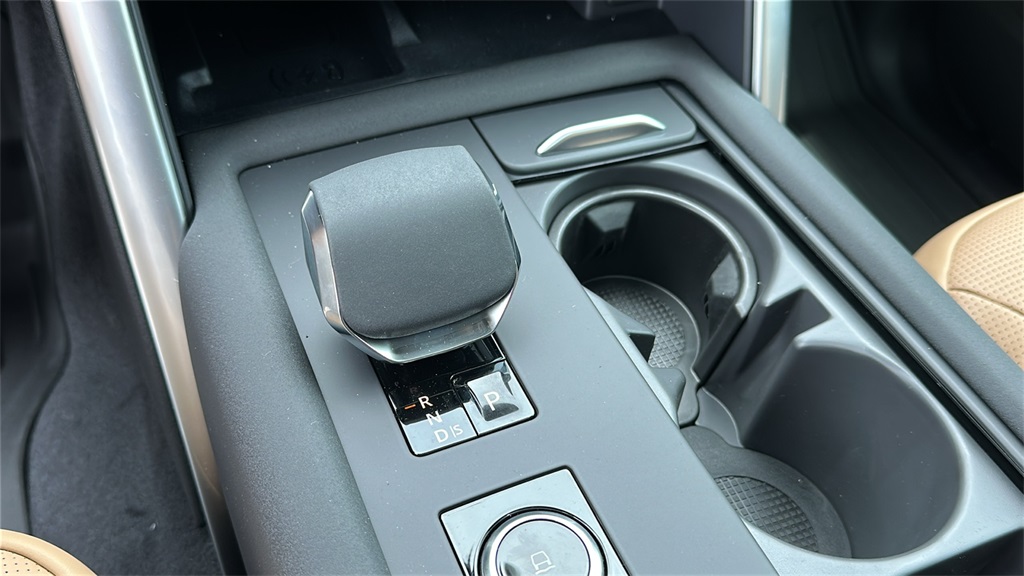 new 2025 Land Rover Discovery car, priced at $82,013
