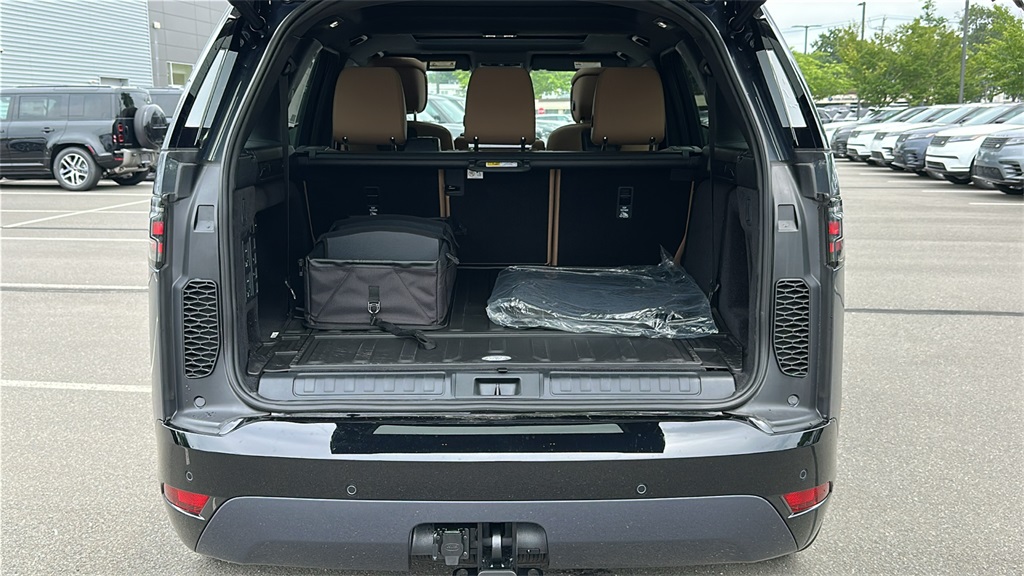 new 2025 Land Rover Discovery car, priced at $82,013