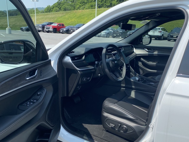 new 2025 Jeep Grand Cherokee L car, priced at $42,927