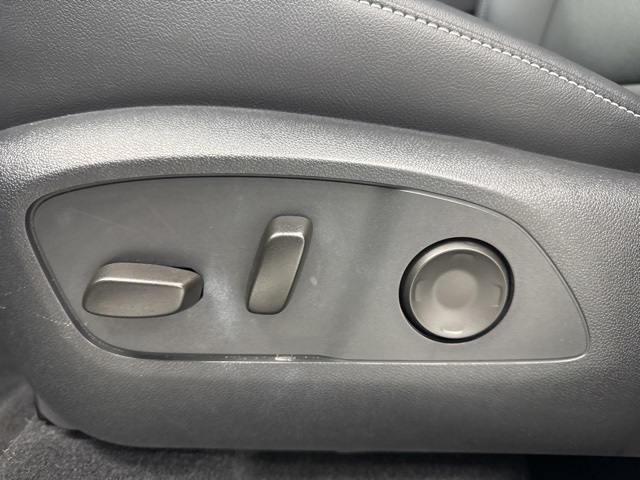 used 2024 Chevrolet Traverse car, priced at $42,988