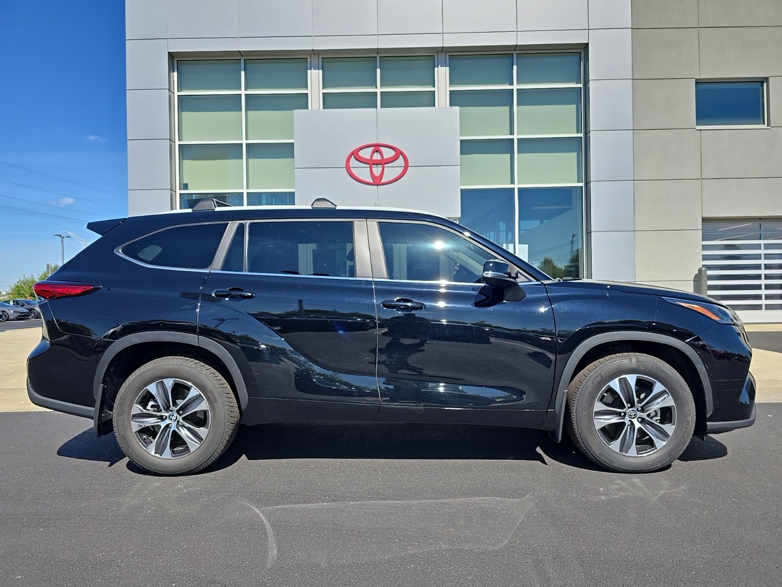 used 2023 Toyota Highlander car, priced at $38,179