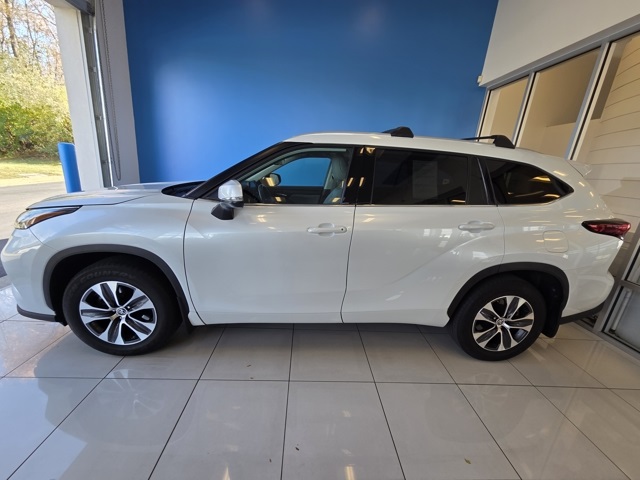 used 2022 Toyota Highlander car, priced at $35,577