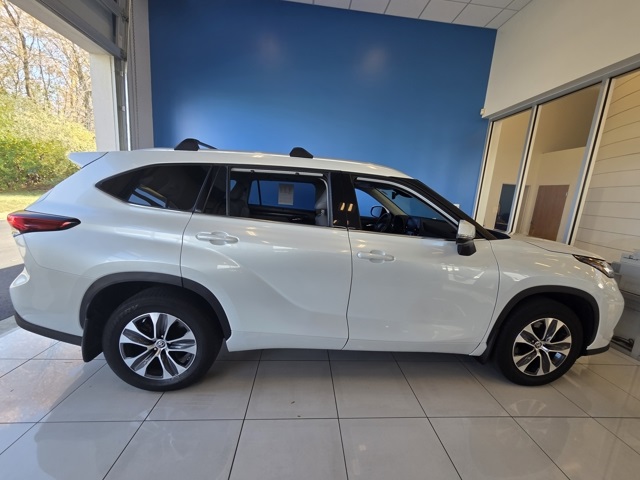 used 2022 Toyota Highlander car, priced at $35,577