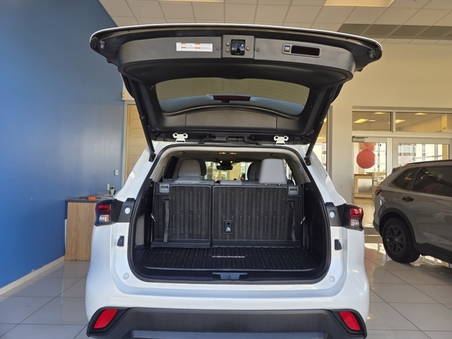 used 2022 Toyota Highlander car, priced at $35,577