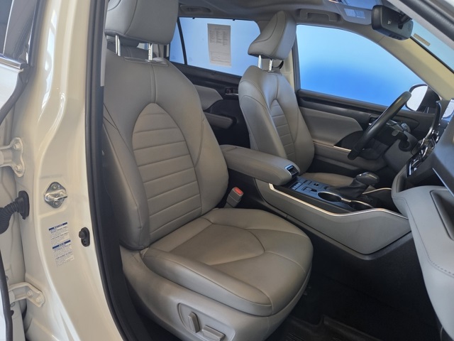 used 2022 Toyota Highlander car, priced at $35,577