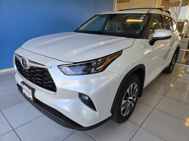 used 2022 Toyota Highlander car, priced at $35,577