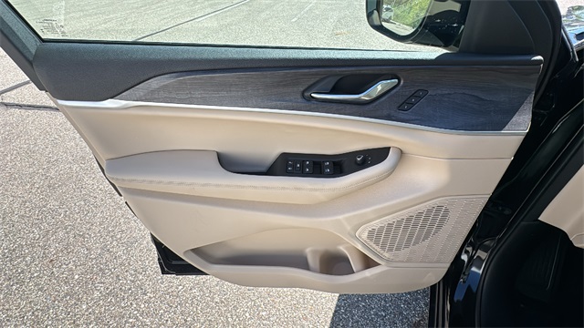new 2025 Jeep Grand Cherokee L car, priced at $48,215
