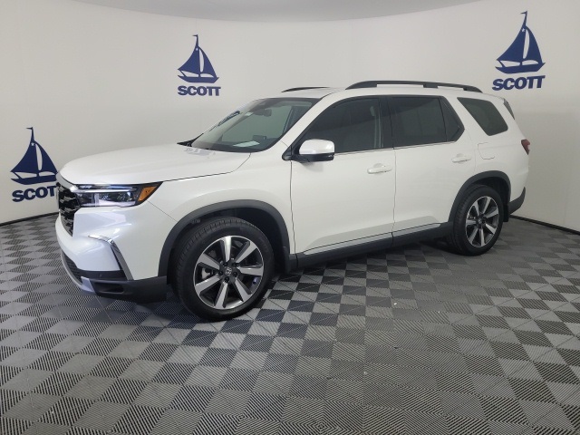 used 2025 Honda Pilot car, priced at $45,986