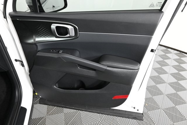 new 2025 Kia Sorento Hybrid car, priced at $39,636