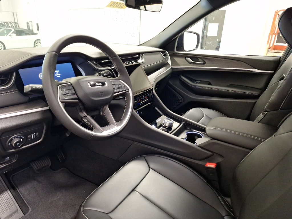 new 2025 Jeep Grand Cherokee car, priced at $45,245