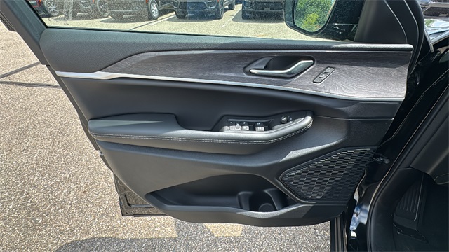 new 2025 Jeep Grand Cherokee car, priced at $45,025
