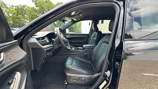 new 2025 Jeep Grand Cherokee car, priced at $45,025