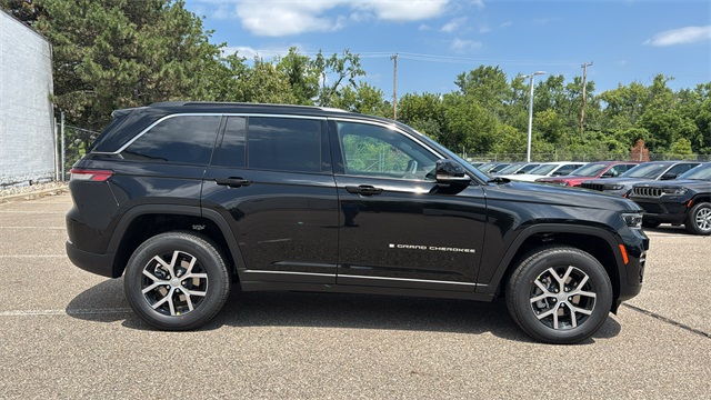new 2025 Jeep Grand Cherokee car, priced at $45,025