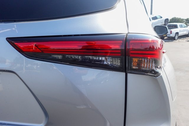 used 2022 Toyota Highlander car, priced at $32,844