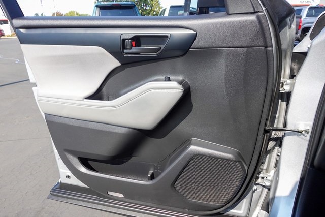 used 2022 Toyota Highlander car, priced at $32,844