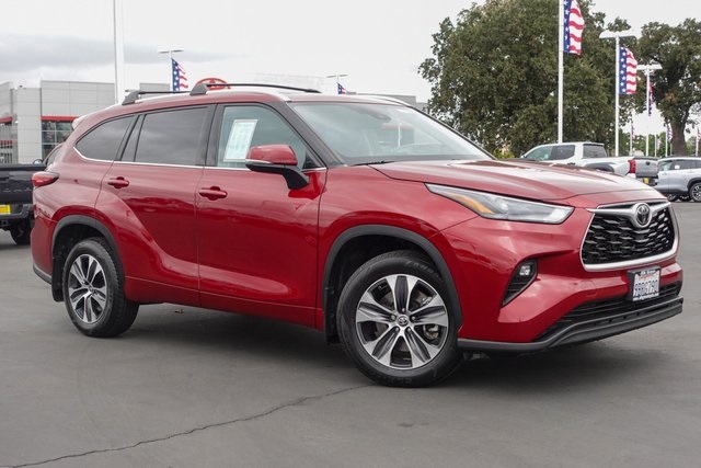 used 2022 Toyota Highlander car, priced at $33,188