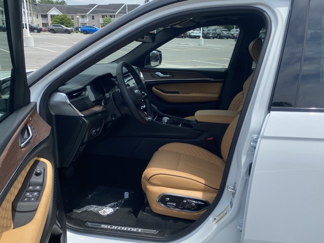 new 2025 Jeep Grand Cherokee car, priced at $59,604