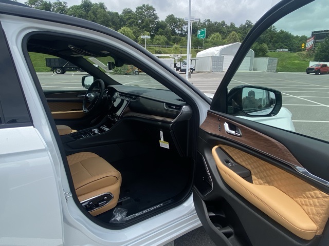new 2025 Jeep Grand Cherokee car, priced at $59,604