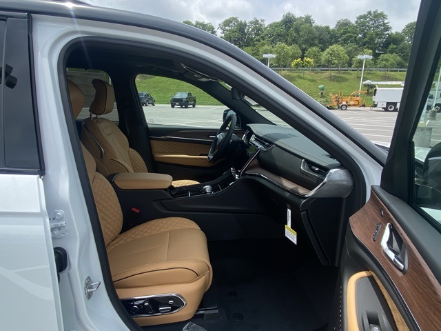 new 2025 Jeep Grand Cherokee car, priced at $59,604