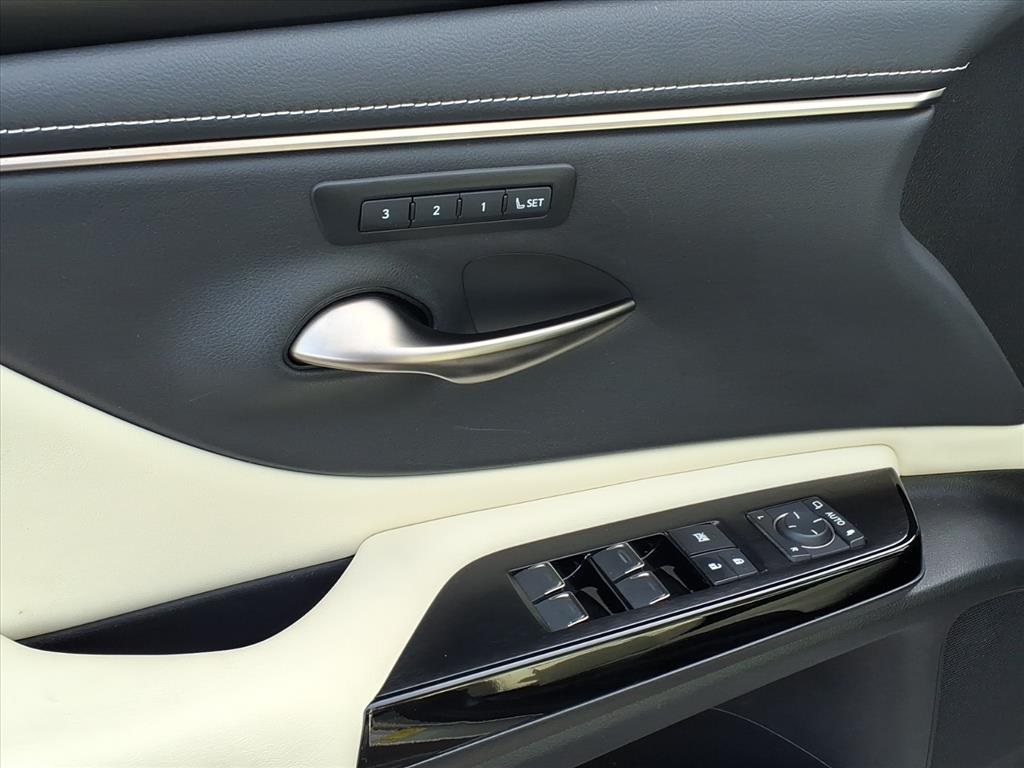 used 2022 Lexus ES car, priced at $30,900