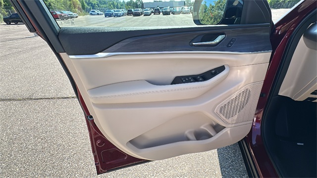 new 2025 Jeep Grand Cherokee car, priced at $45,025