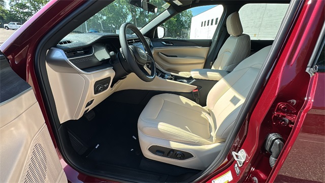 new 2025 Jeep Grand Cherokee car, priced at $45,025