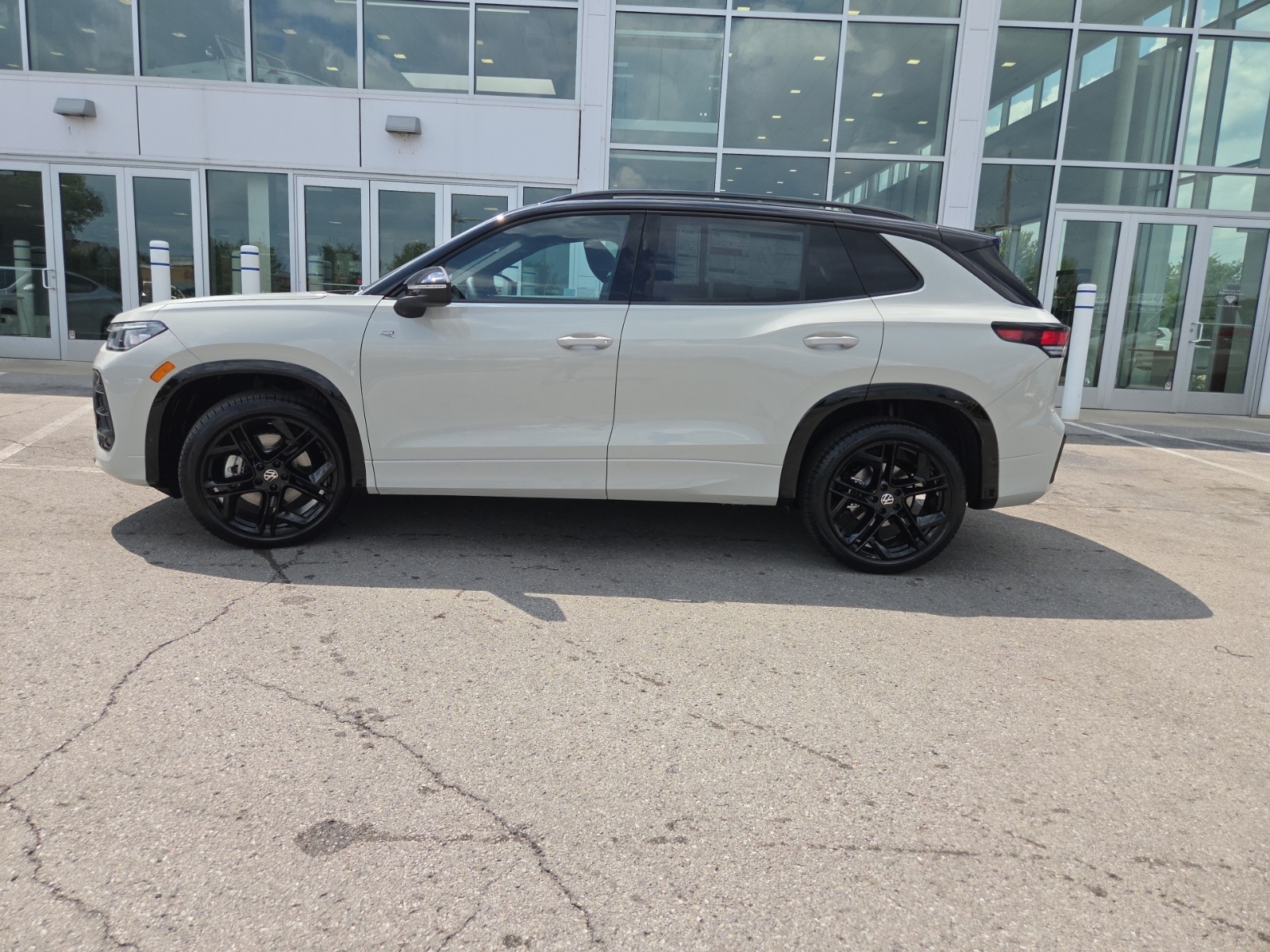new 2025 Volkswagen Tiguan car, priced at $37,751