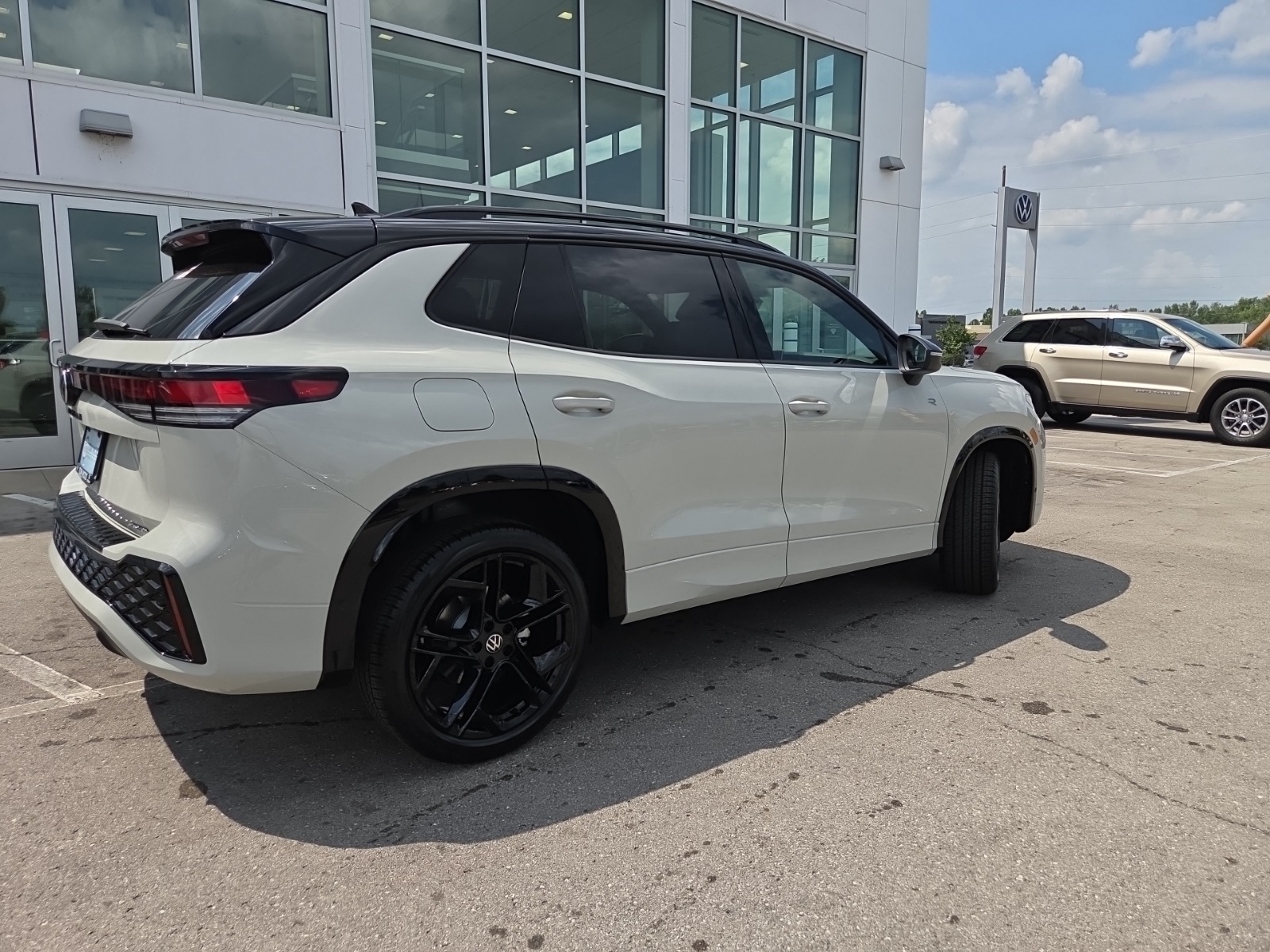 new 2025 Volkswagen Tiguan car, priced at $37,751