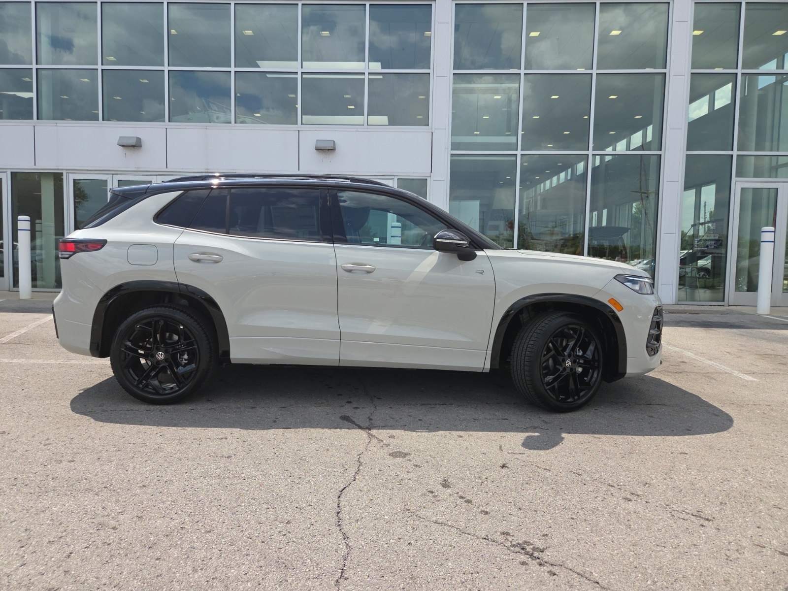 new 2025 Volkswagen Tiguan car, priced at $37,751