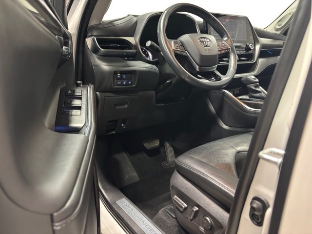 used 2020 Toyota Highlander car, priced at $35,915