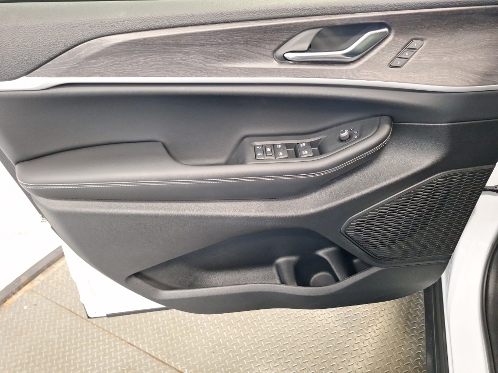 new 2025 Jeep Grand Cherokee L car, priced at $51,740