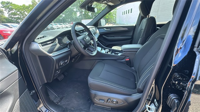 new 2025 Jeep Grand Cherokee car, priced at $42,848