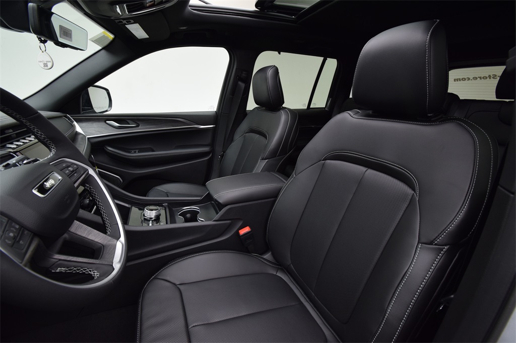 new 2025 Jeep Grand Cherokee car, priced at $55,592