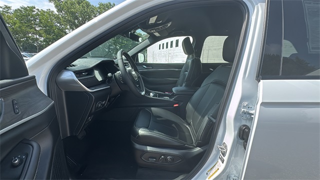 new 2025 Jeep Grand Cherokee car, priced at $45,381