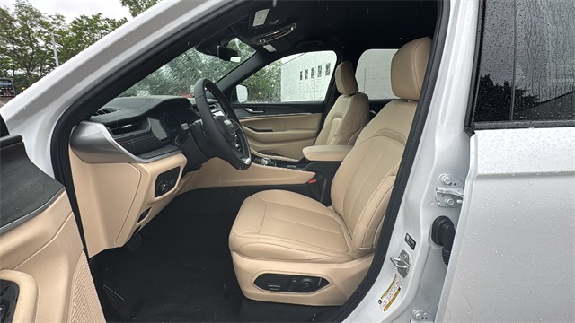 new 2025 Jeep Grand Cherokee car, priced at $45,744