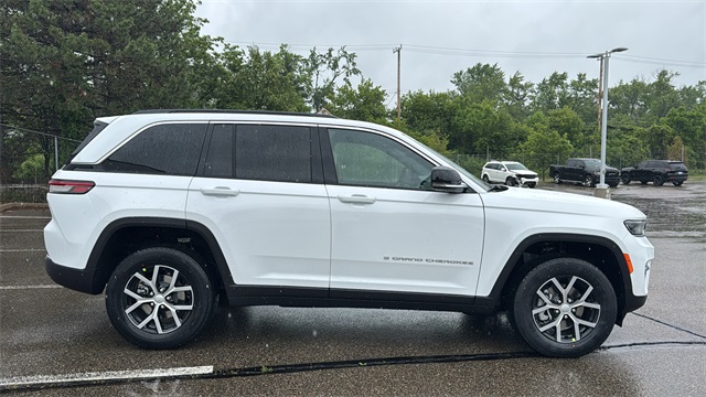 new 2025 Jeep Grand Cherokee car, priced at $45,744
