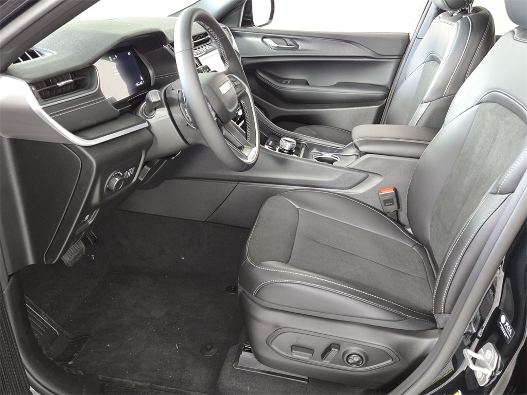 new 2025 Jeep Grand Cherokee car, priced at $38,175