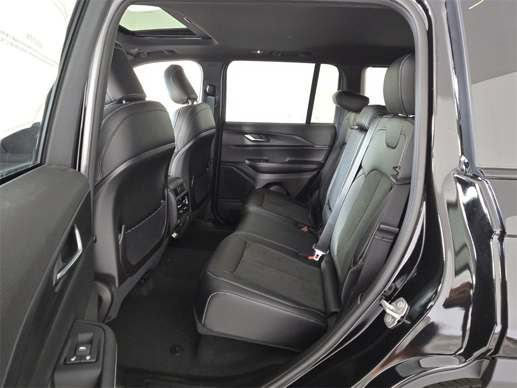 new 2025 Jeep Grand Cherokee car, priced at $38,175