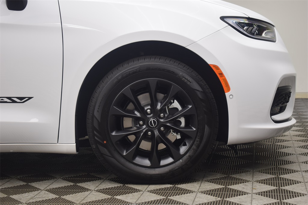 new 2025 Chrysler Pacifica car, priced at $43,837