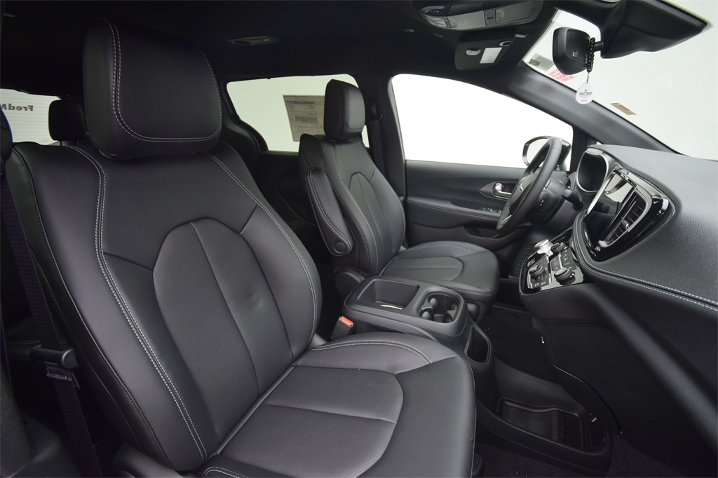 new 2025 Chrysler Pacifica car, priced at $43,837