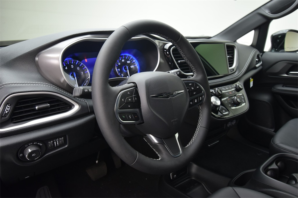 new 2025 Chrysler Pacifica car, priced at $43,837