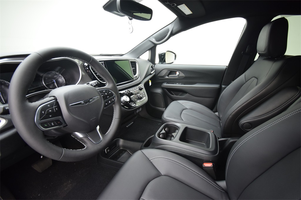 new 2025 Chrysler Pacifica car, priced at $43,837