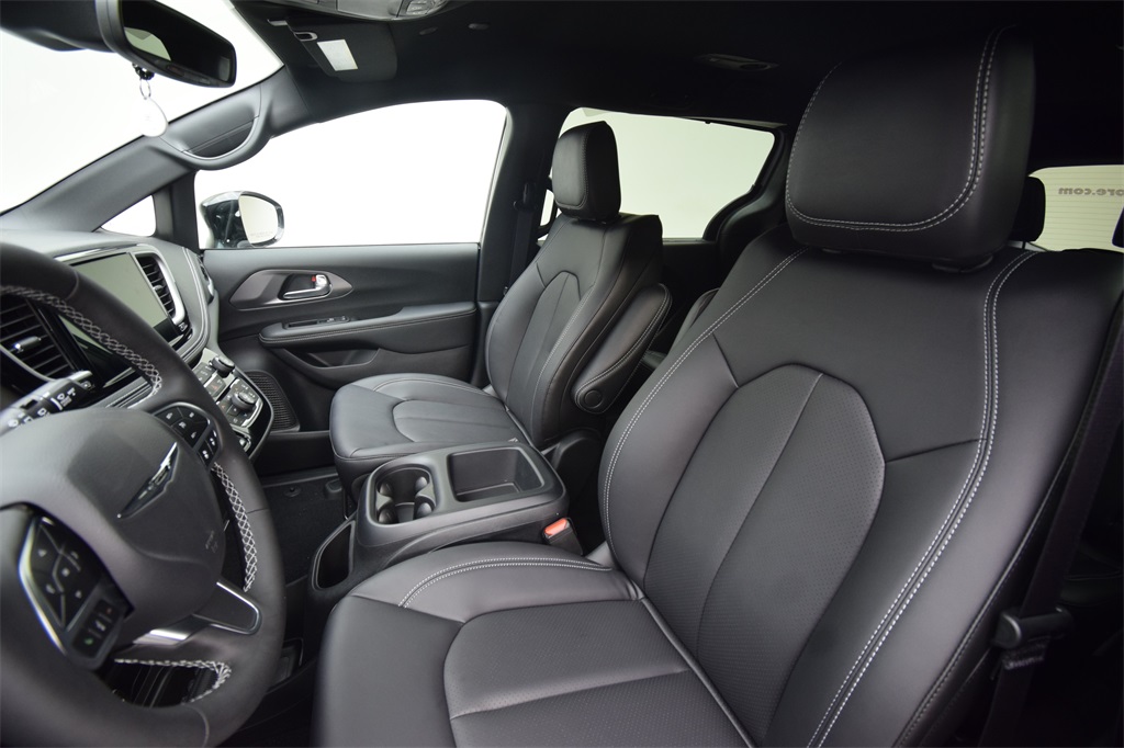 new 2025 Chrysler Pacifica car, priced at $43,837